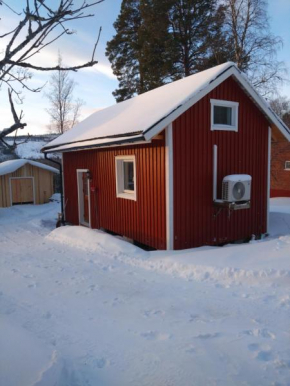 Nyrenoverad charmig gäststuga med sovloft i Järpen